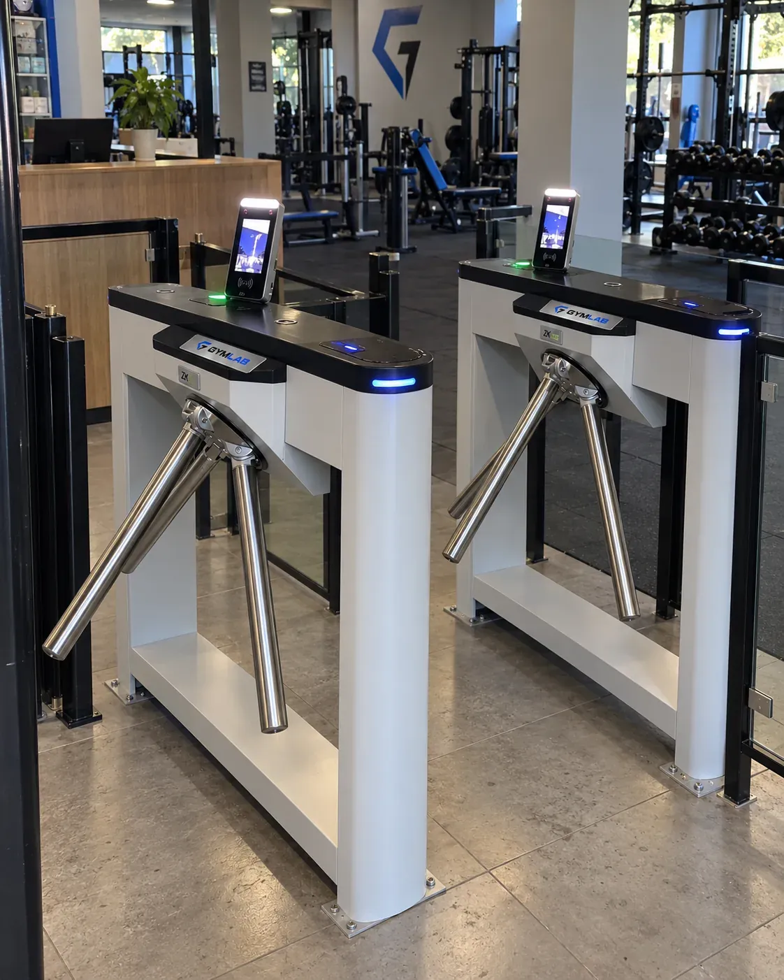 Dos molinetes con terminal de reconocimiento facial en el ingreso de un gimnasio
